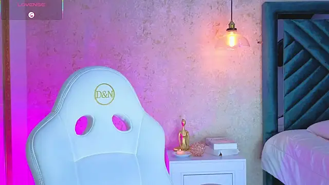 Snapshot of AlessiaLondon chatting on November 23, 2:55 am AlessiaLondon online show from November 23, 2:55 am