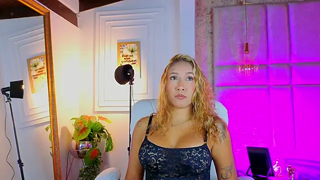 Snapshot of AlessiaLondon chatting on July 2, 10:10 am AlessiaLondon online show from July 2, 10:10 am