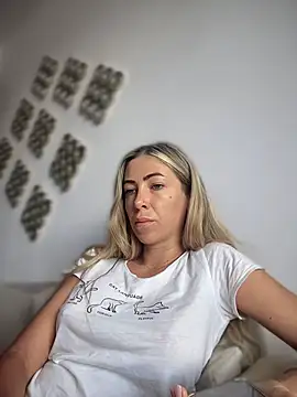 Snapshot of RaquelleDevon chatting on July 6, 10:23 am RaquelleDevon online show from July 6, 10:23 am