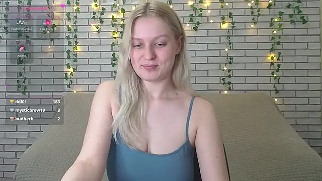 EmiliaDuchess online show from February 8, 9:35 am