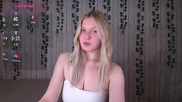 Snapshot of EmiliaDuchess chatting on November 25, 2:39 pm EmiliaDuchess online show from November 25, 2:39 pm