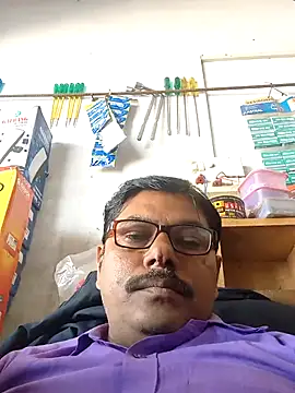 Snapshot of Srmotrs chatting on December 15, 7:45 am Srmotrs online show from December 15, 7:45 am