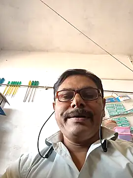 Snapshot of Srmotrs chatting on February 5, 6:29 am Srmotrs online show from February 5, 6:29 am