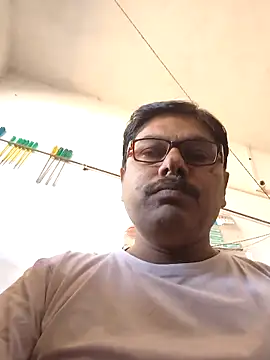 Snapshot of Srmotrs chatting on February 8, 6:39 am Srmotrs online show from February 8, 6:39 am