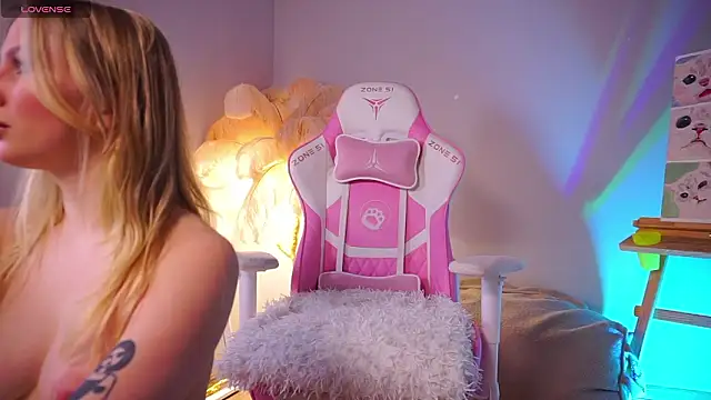 Snapshot of AnnLevine chatting on February 5, 1:27 pm AnnLevine online show from February 5, 1:27 pm