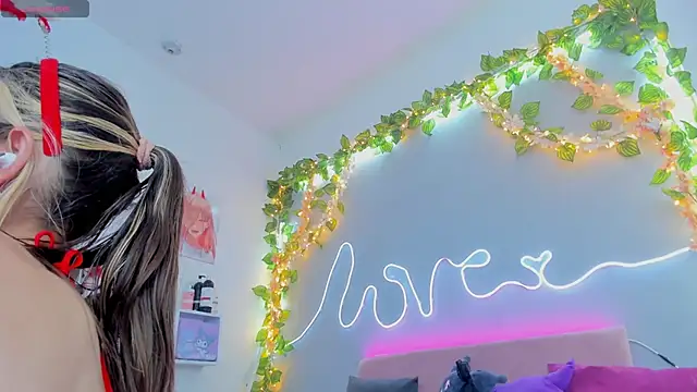 YouliteSllut2 online show from December 7, 4:31 am