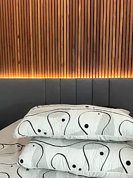 EmiilyAdams  online show from December 3, 9:35 pm