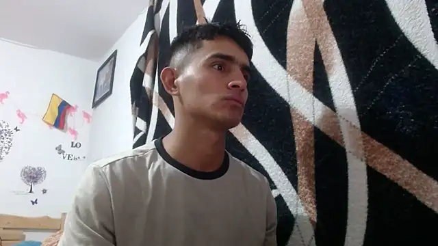 Snapshot of maria_and_angel chatting on December 4, 12:08 am maria and angel online show from December 4, 12:08 am