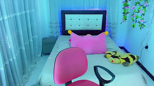 TaylorMon online show from April 21, 8:23 pm