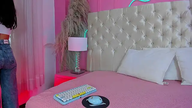 Julieta Cortes   online show from March 28, 11:54 am