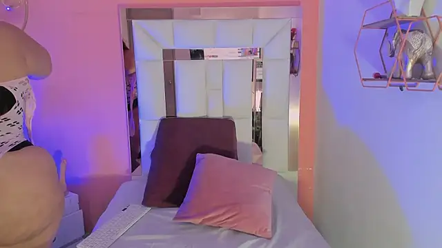 Alanna hot3 online show from December 20, 2:35 pm