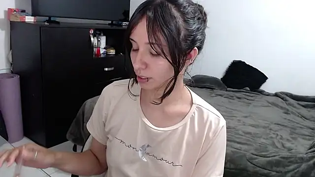 Snapshot of alice_live1 chatting on October 10, 2:10 am alice live1 online show from October 10, 2:10 am