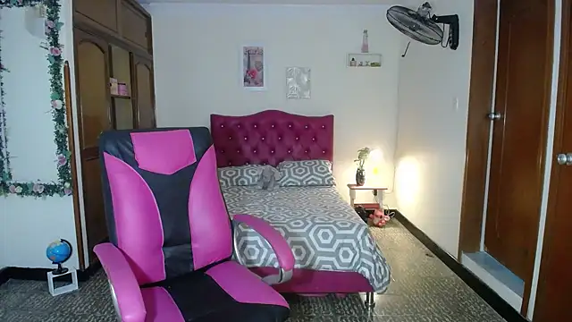 danielle rose 1 online show from December 14, 11:34 pm