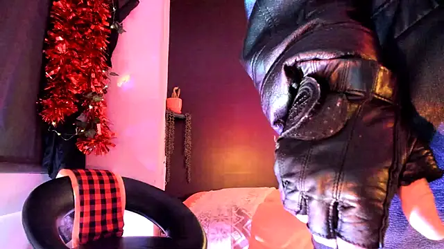 Snapshot of leatherz69 chatting on February 11, 1:52 am leatherz69 online show from February 11, 1:52 am