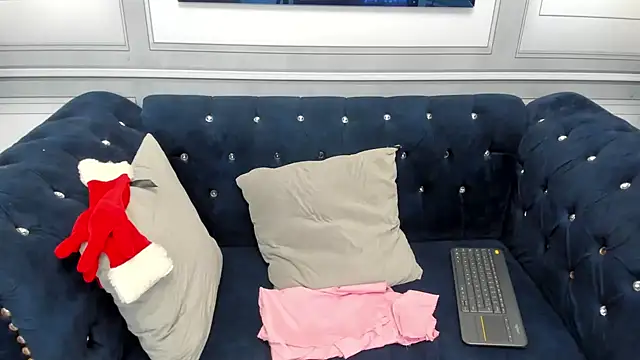 Isa little4u online show from December 21, 3:09 pm