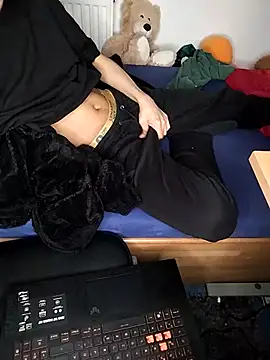 Snapshot of Dennis_2024 chatting on November 20, 7:57 pm Dennis 2024 online show from November 20, 7:57 pm