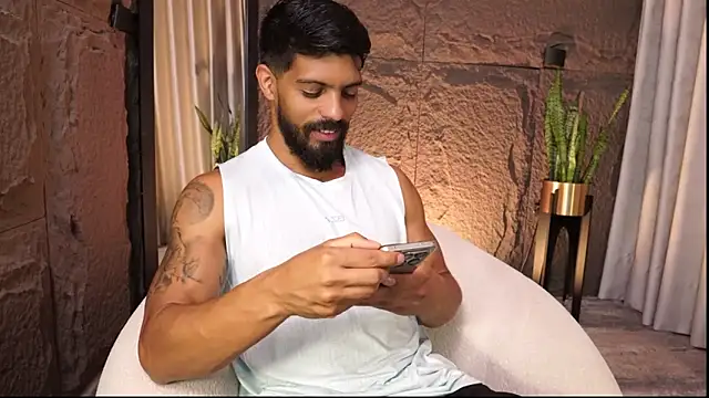 Snapshot of DannSaenz chatting on April 4, 2:25 pm DannSaenz online show from April 4, 2:25 pm