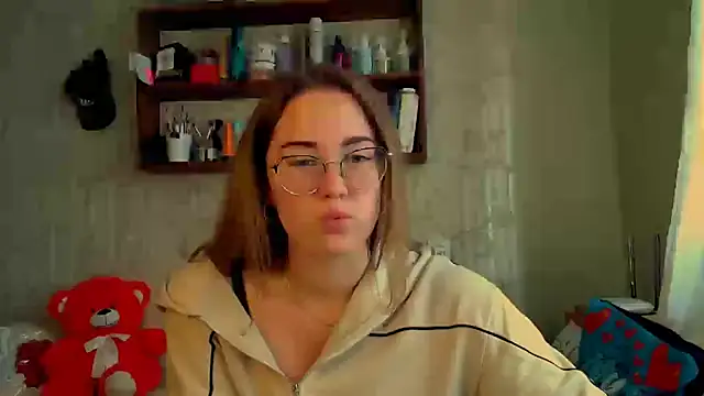 luxie milady online show from October 18, 11:00 am