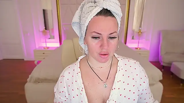 KiraCandyS online show from April 6, 8:32 pm