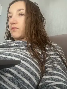 Snapshot of KateRedgar chatting on April 4, 6:11 am KateRedgar online show from April 4, 6:11 am