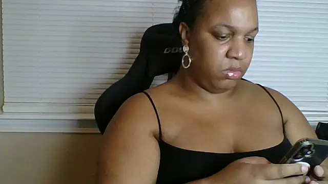 Snapshot of Badgirlbrittt chatting on September 25, 12:03 am Badgirlbrittt online show from September 25, 12:03 am