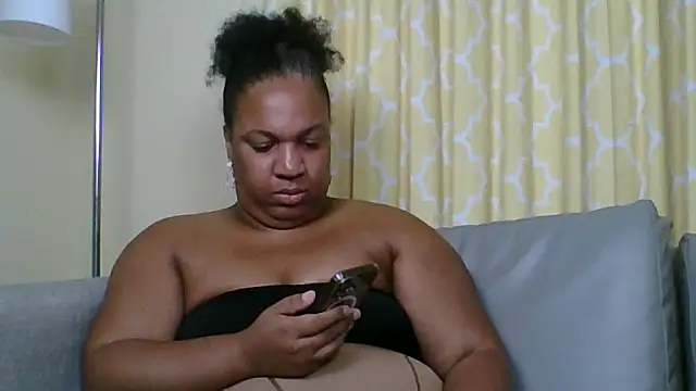 Snapshot of Badgirlbrittt chatting on October 8, 12:52 am Badgirlbrittt online show from October 8, 12:52 am