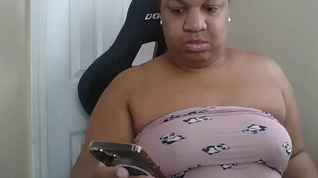 Snapshot of Badgirlbrittt chatting on December 17, 3:51 pm Badgirlbrittt online show from December 17, 3:51 pm