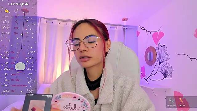 sophiecherry  online show from December 6, 9:35 pm
