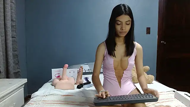 LiaOrtiz69 online show from December 7, 12:19 am