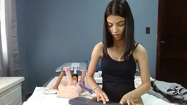 LiaOrtiz69 online show from December 10, 7:32 pm