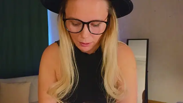 Charming Daphny online show from December 10, 7:47 am