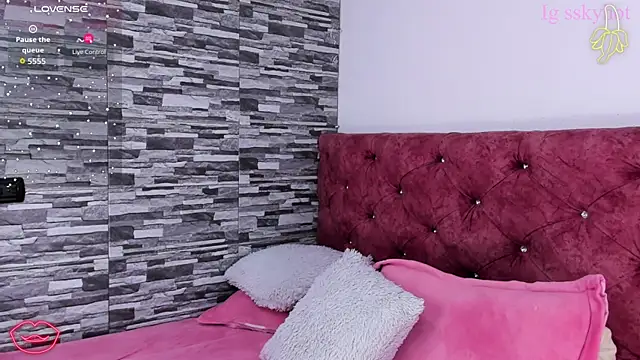 Snapshot of skyhotgirll chatting on October 24, 2:30 am skyhotgirll online show from October 24, 2:30 am