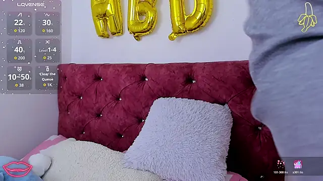 skyhotgirll online show from April 3, 7:56 pm