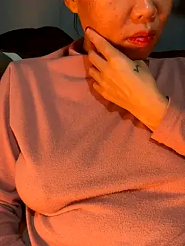 Snapshot of Laura8910 chatting on December 5, 12:00 pm Laura8910 online show from December 5, 12:00 pm