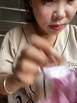 Snapshot of Laura8910 chatting on March 4, 3:22 am Laura8910 online show from March 4, 3:22 am