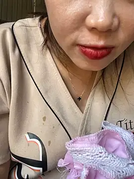 Snapshot of Laura8910 chatting on March 5, 8:43 am Laura8910 online show from March 5, 8:43 am