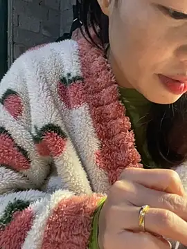 Snapshot of Laura8910 chatting on March 19, 8:34 am Laura8910 online show from March 19, 8:34 am