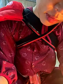 Snapshot of Laura8910 chatting on November 11, 12:43 am Laura8910 online show from November 11, 12:43 am