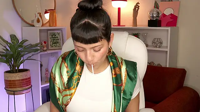 nahiapaws online show from October 9, 7:34 pm