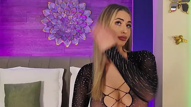 LoraDevine online show from April 30, 7:53 pm