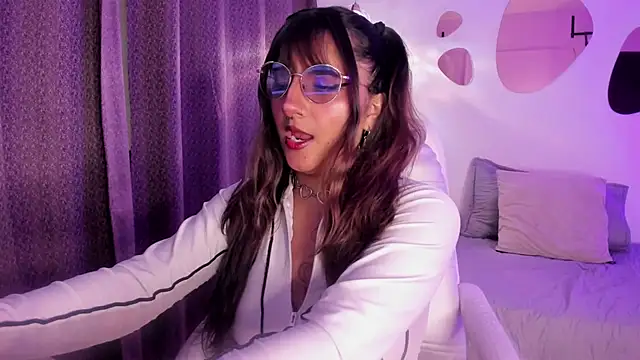 Snapshot of Alliccee chatting on February 9, 6:56 pm Alliccee online show from February 9, 6:56 pm