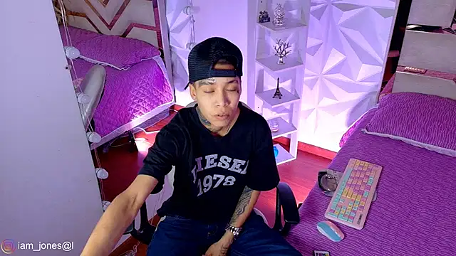 Jonesliam23 online show from May 11, 7:22 pm