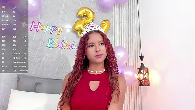 Snapshot of Sophiee_Velvet chatting on February 17, 1:32 pm Sophiee Velvet online show from February 17, 1:32 pm