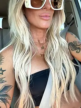 blondiluvsanal online show from October 14, 4:30 pm