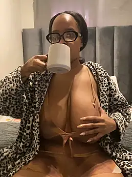 Snapshot of Saggy_areola95 chatting on July 15, 8:19 am Saggy areola95 online show from July 15, 8:19 am