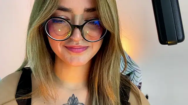 Snapshot of SweetJennaa chatting on February 10, 1:10 am SweetJennaa online show from February 10, 1:10 am