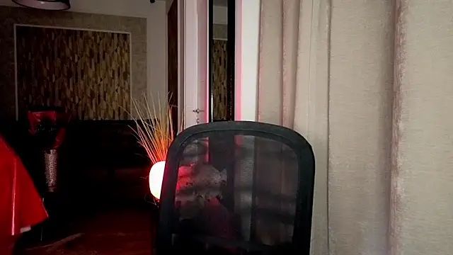 Snapshot of MiaRouge chatting on February 10, 10:41 am MiaRouge online show from February 10, 10:41 am