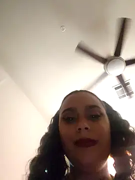 cinnaminnie online show from April 5, 11:35 pm