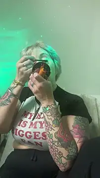 Hunniebunnie78 online show from June 25, 5:45 am