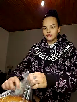 Snapshot of Jujuicy_97 chatting on December 10, 5:07 am Jujuicy 97 online show from December 10, 5:07 am